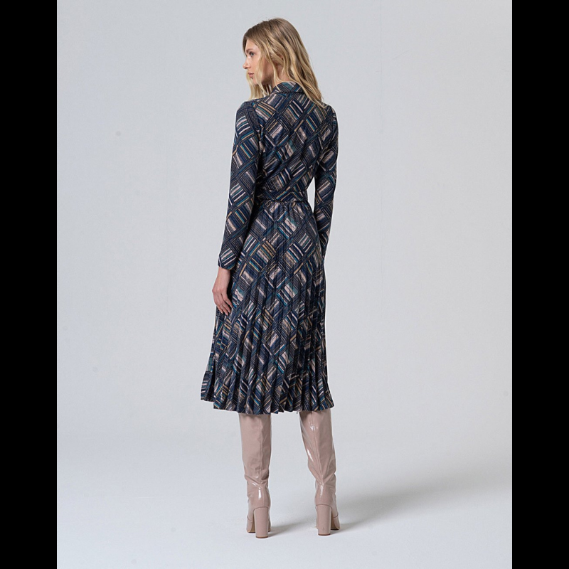 Vestido midi de mangas compridas com padrão geométrico em tons azuis e bege. Fecha na frente com botões até à cintura e termina com saia ligeiramente plissada. Vem acompanhado com cinto do mesmo tecido e padrão.
Composição: 50%Poliéster Reciclado + 45%Poliéster + 5%Elastano