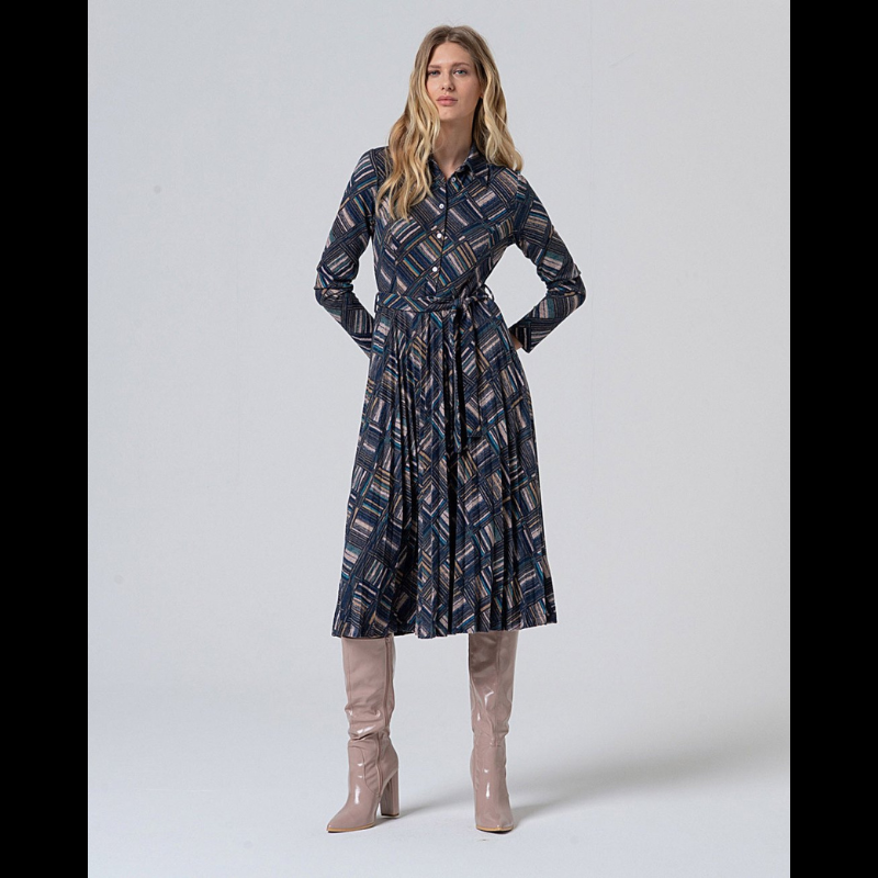 Vestido midi de mangas compridas com padrão geométrico em tons azuis e bege. Fecha na frente com botões até à cintura e termina com saia ligeiramente plissada. Vem acompanhado com cinto do mesmo tecido e padrão.
Composição: 50%Poliéster Reciclado + 45%Poliéster + 5%Elastano