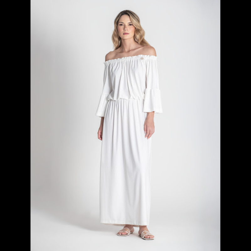 Vestido com elástico no decote. Vestido comprido com aberturas nas laterias e elástico na cintura. Mangas 3/4 a terminar com folho.
Composição: 87%Poliamida + 13%Elastano