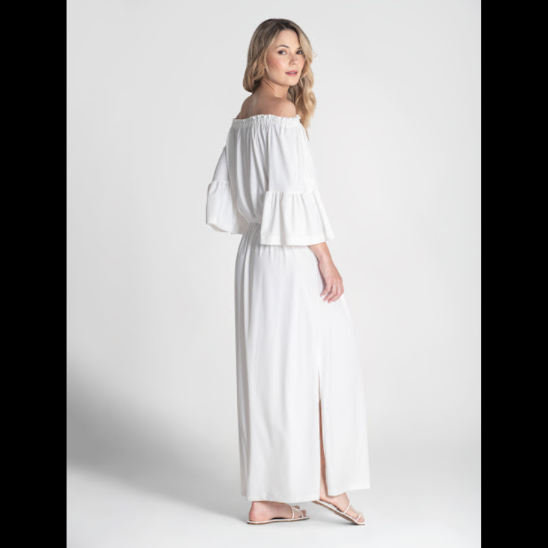 Vestido com elástico no decote. Vestido comprido com aberturas nas laterias e elástico na cintura. Mangas 3/4 a terminar com folho.
Composição: 87%Poliamida + 13%Elastano