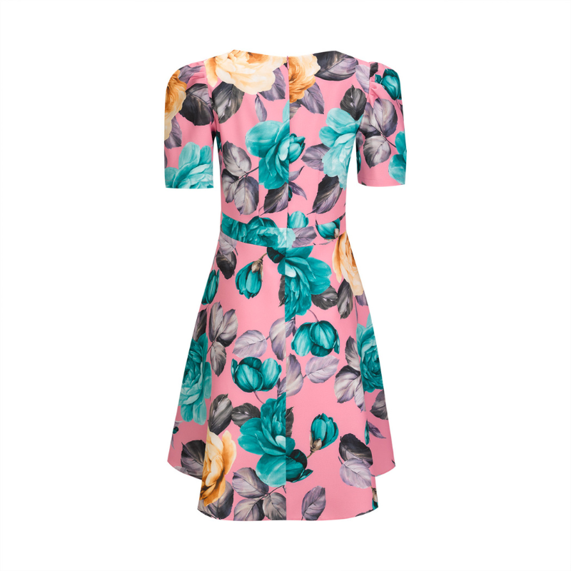 Vestido de manga curta rosa com estampado de rosas. Fecha atrás com fecho invisível à cor do vestido. Vestido com forro.
Composição: 90% Algodão + 10% Elastano