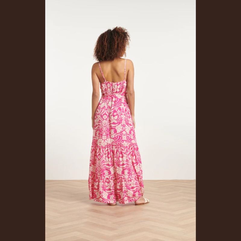 Vestido de alças rosa com padrão floral em branco. Alças ajustáveis. Acompanhado por cinto ao mesmo padrão.Composição:100% Rayon