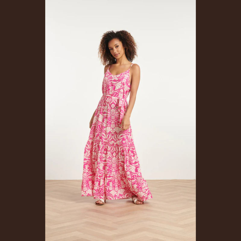 Vestido de alças rosa com padrão floral em branco. Alças ajustáveis. Acompanhado por cinto ao mesmo padrão.Composição:100% Rayon