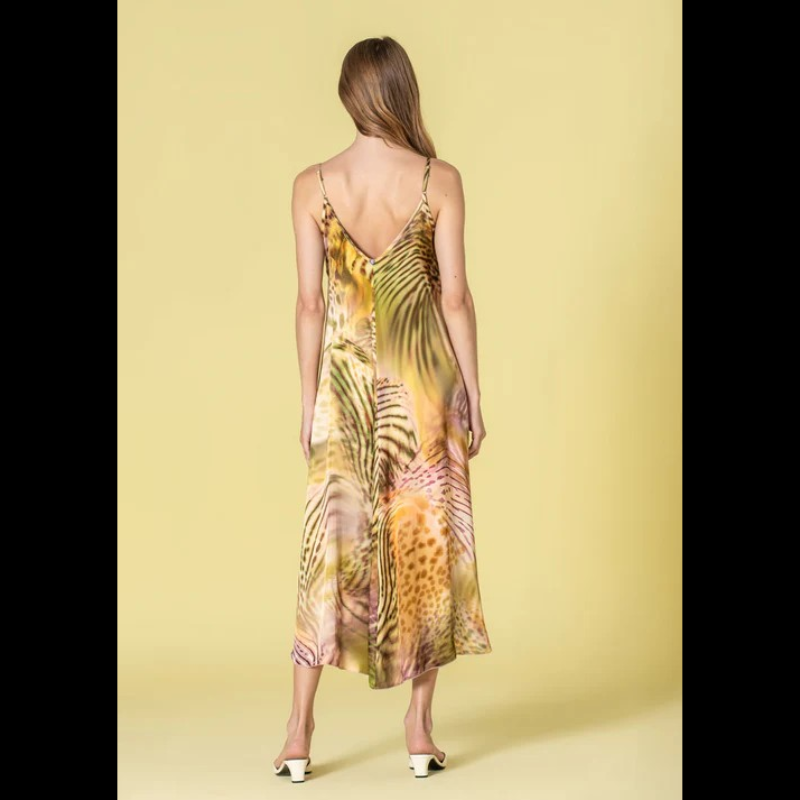 Vestido comprido solto em tecido fluido com estampado tropical vibrante. Decote em V com alças finas ajustáveis. Perfeito para dias quentes, oferece conforto e movimento graças à viscose respirável. Um toque de cor e leveza para o seu guarda-roupa de verão.