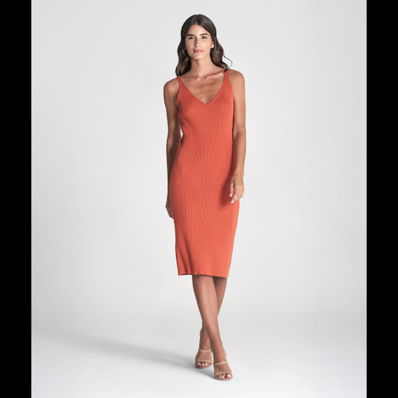 Vestido canelado de alças com decote em V e com mangas amovíveis a prender na frente com corrente dourada.
Composição: 67%Liocel + 33%Algodão