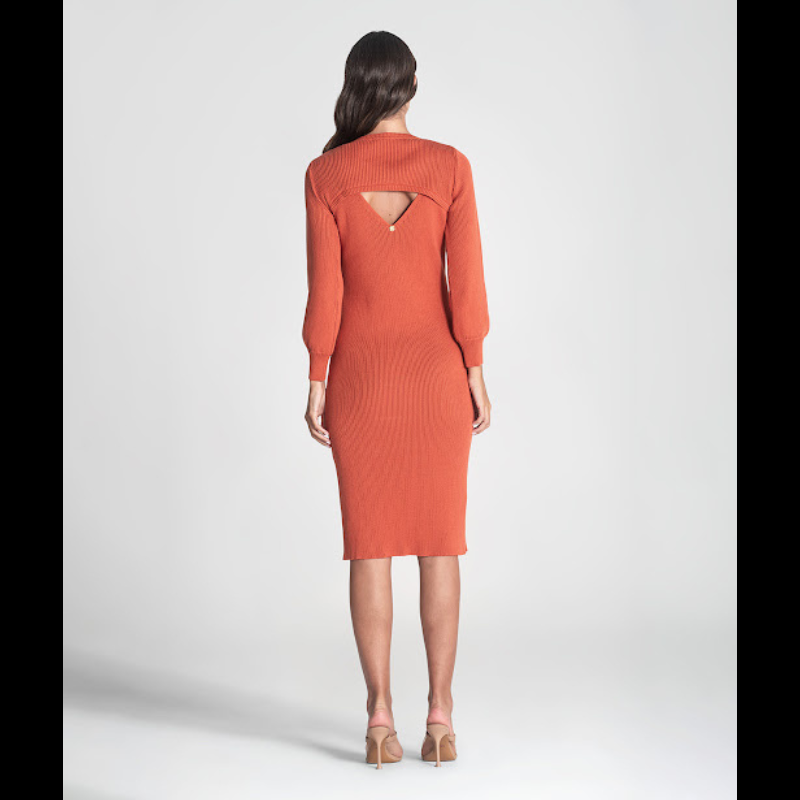 Vestido canelado de alças com decote em V e com mangas amovíveis a prender na frente com corrente dourada.
Composição: 67%Liocel + 33%Algodão