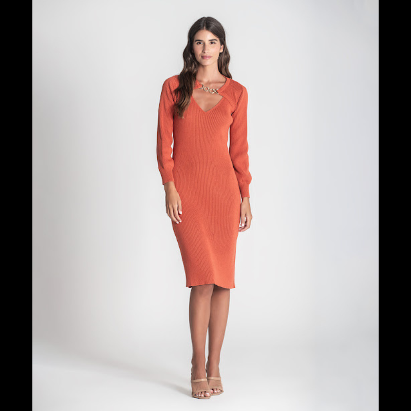 Vestido canelado de alças com decote em V e com mangas amovíveis a prender na frente com corrente dourada.
Composição: 67%Liocel + 33%Algodão