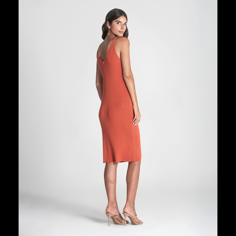 Vestido canelado de alças com decote em V e com mangas amovíveis a prender na frente com corrente dourada.
Composição: 67%Liocel + 33%Algodão