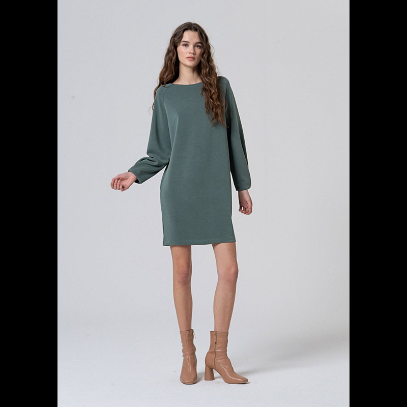 Vestido curto solto de manga raglã em azul aço.
Composição: 48%Modal + 48%Poliéster + 4%Elastano