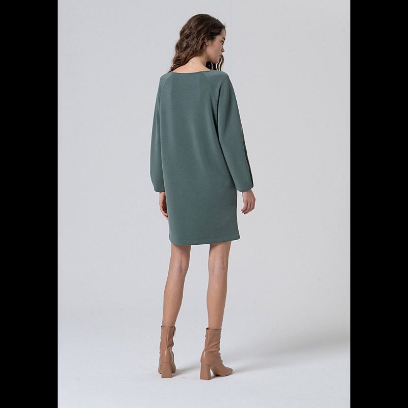 Vestido curto solto de manga raglã em azul aço.
Composição: 48%Modal + 48%Poliéster + 4%Elastano