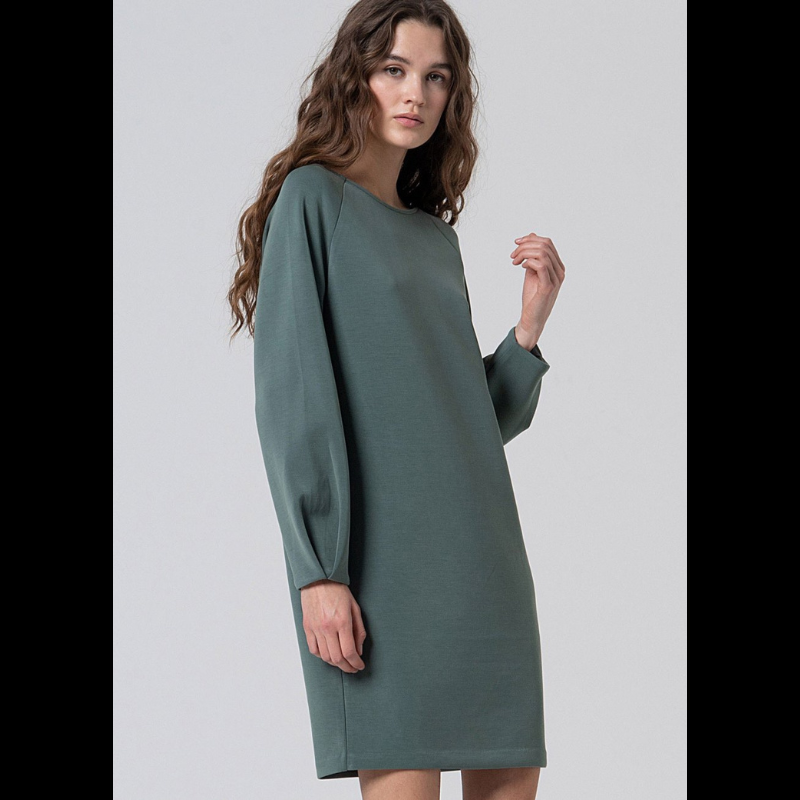 Vestido curto solto de manga raglã em azul aço.
Composição: 48%Modal + 48%Poliéster + 4%Elastano