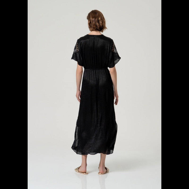 Descubra elegância e conforto com este vestido longo SURKANA em preto brilhante. O decote em V cruzado com mola invisível cria uma silhueta sofisticada, enquanto as mangas curtas soltas com detalhes de renda adicionam um toque feminino. O ajuste elástico entre a cintura e o peito proporciona um caimento solto e fluido, complementado pelas aberturas laterais que garantem liberdade de movimento. Perfeito para ocasiões especiais ou para um look noturno elegante.