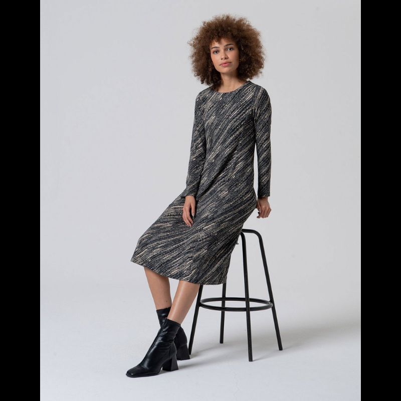 Vestido midi de malha fina com padrão preto e bege. Vestido cintado com decote canoa e de mangas compridas.
Composição: 50%Poliéster Reciclado + 45%Poliéster + 5%Elastano