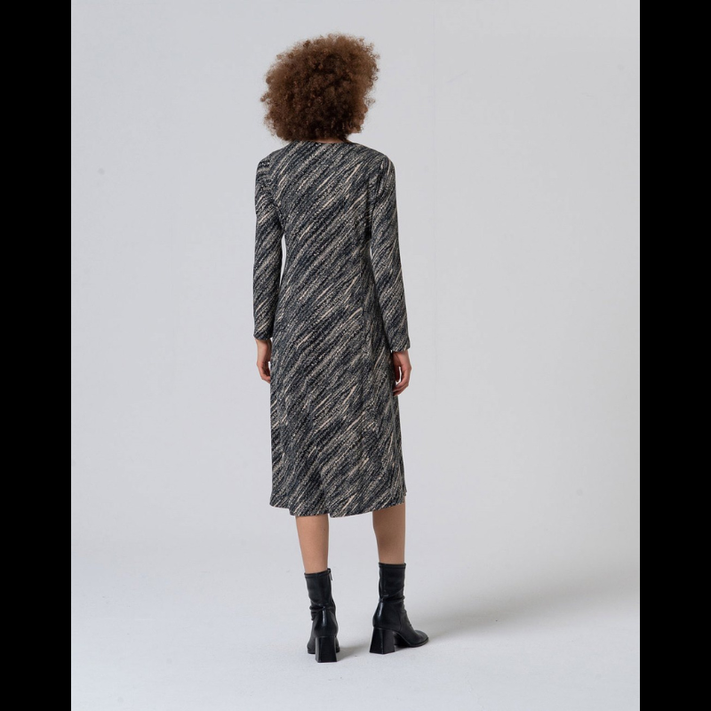 Vestido midi de malha fina com padrão preto e bege. Vestido cintado com decote canoa e de mangas compridas.
Composição: 50%Poliéster Reciclado + 45%Poliéster + 5%Elastano