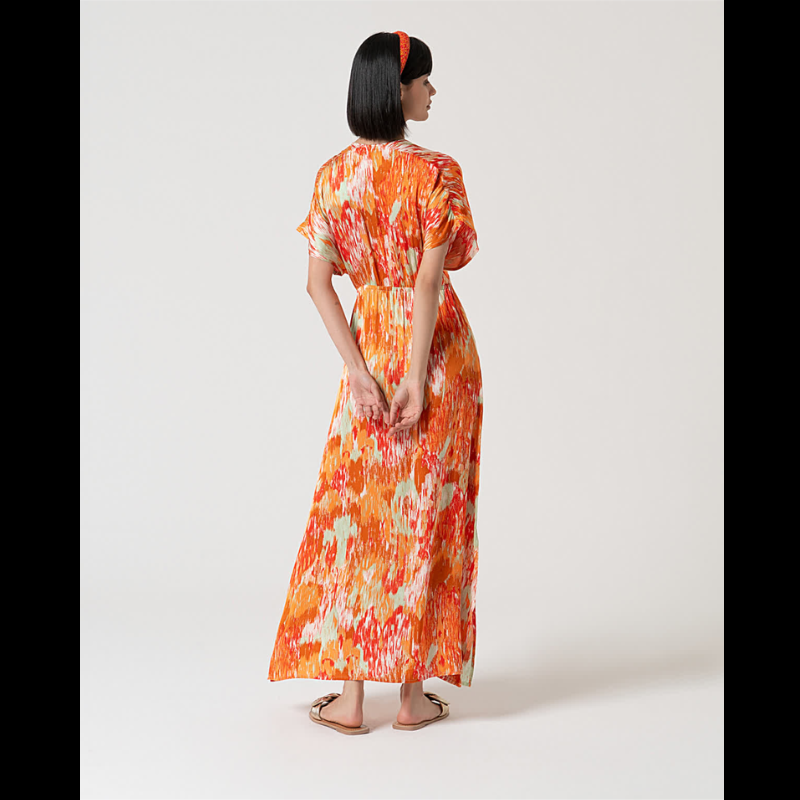 Vestido midi com mangas kimono. Vestido com decote em V a fechar na frente em trespasse com mola invisível. Vestido com corte na cintura e elástico na parte de trás. Termina com 2 rachas nas laterias.
Composição: 55%Viscose + 45%Rayon