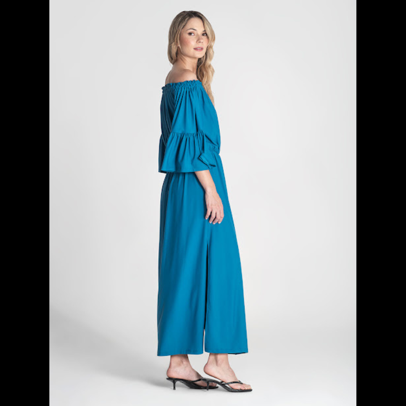 Vestido com elástico no decote. Vestido comprido com aberturas nas laterias e elástico na cintura. Mangas 3/4 a terminar com folho.
Composição: 87%Poliamida + 13%Elastano
