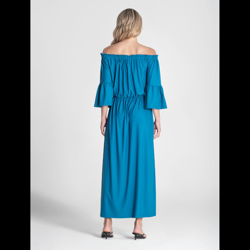 Vestido com elástico no decote. Vestido comprido com aberturas nas laterias e elástico na cintura. Mangas 3/4 a terminar com folho.
Composição: 87%Poliamida + 13%Elastano