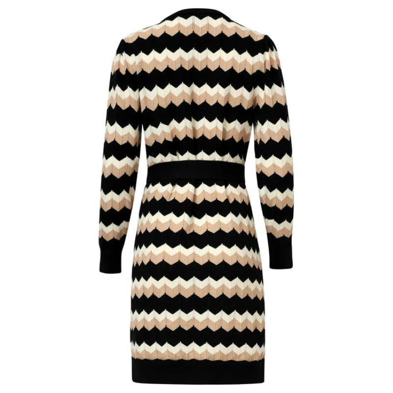 Vestido de malha com padrão zig zag em branco, preto e areia com brilho dourado.
Composição: 49%Viscose + 27%Poliéster + 19%Nylon + 5%Lurex