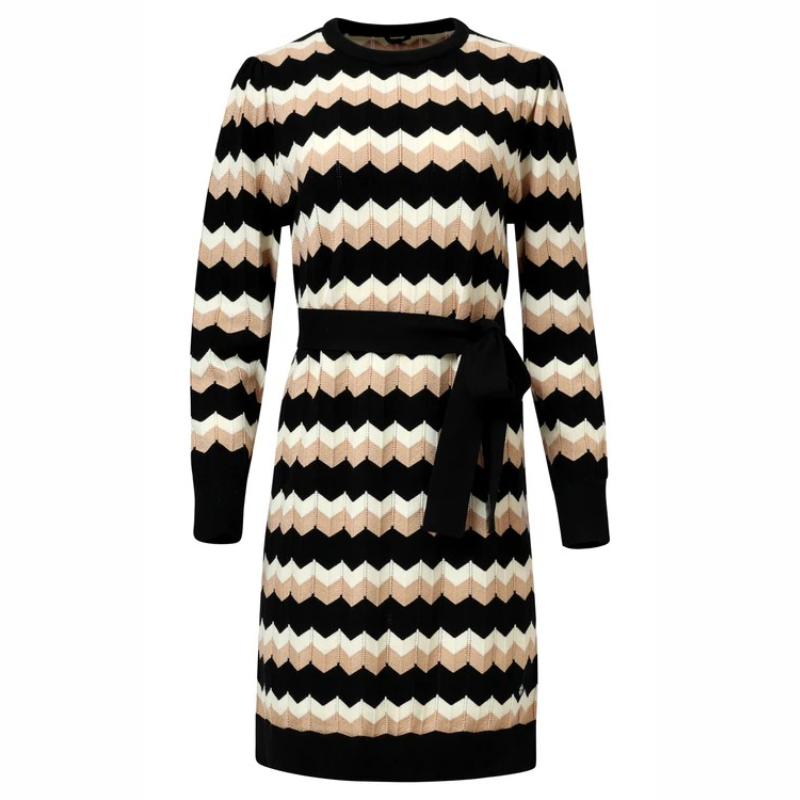Vestido de malha com padrão zig zag em branco, preto e areia com brilho dourado.
Composição: 49%Viscose + 27%Poliéster + 19%Nylon + 5%Lurex