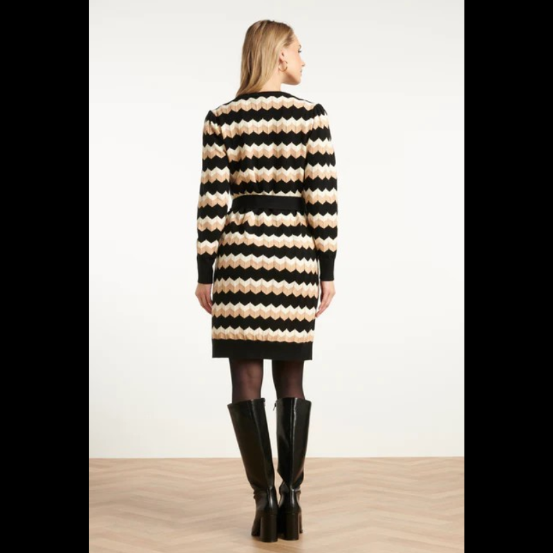 Vestido de malha com padrão zig zag em branco, preto e areia com brilho dourado.
Composição: 49%Viscose + 27%Poliéster + 19%Nylon + 5%Lurex