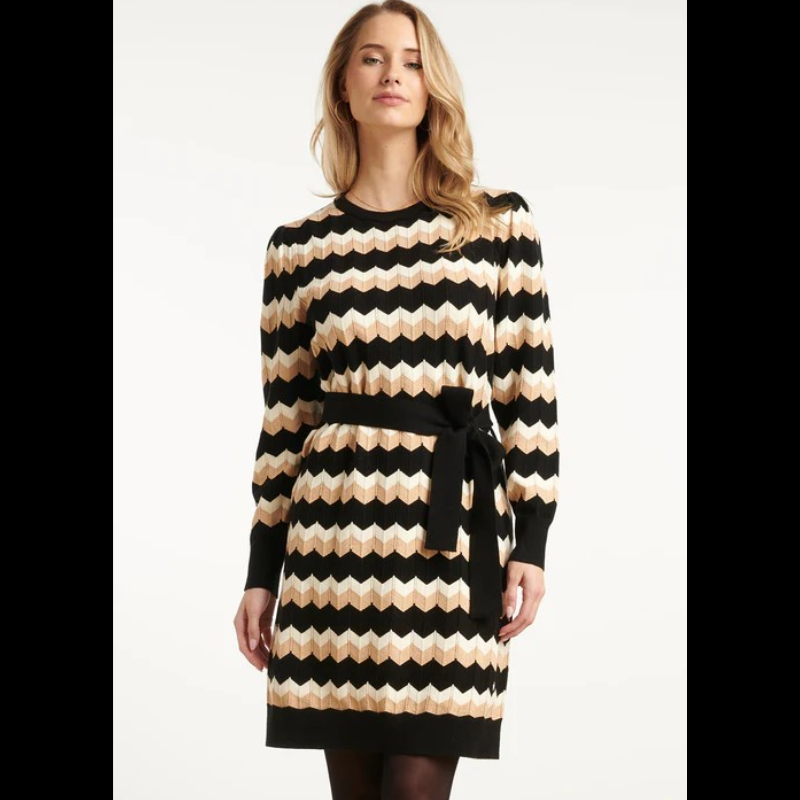Vestido de malha com padrão zig zag em branco, preto e areia com brilho dourado.
Composição: 49%Viscose + 27%Poliéster + 19%Nylon + 5%Lurex