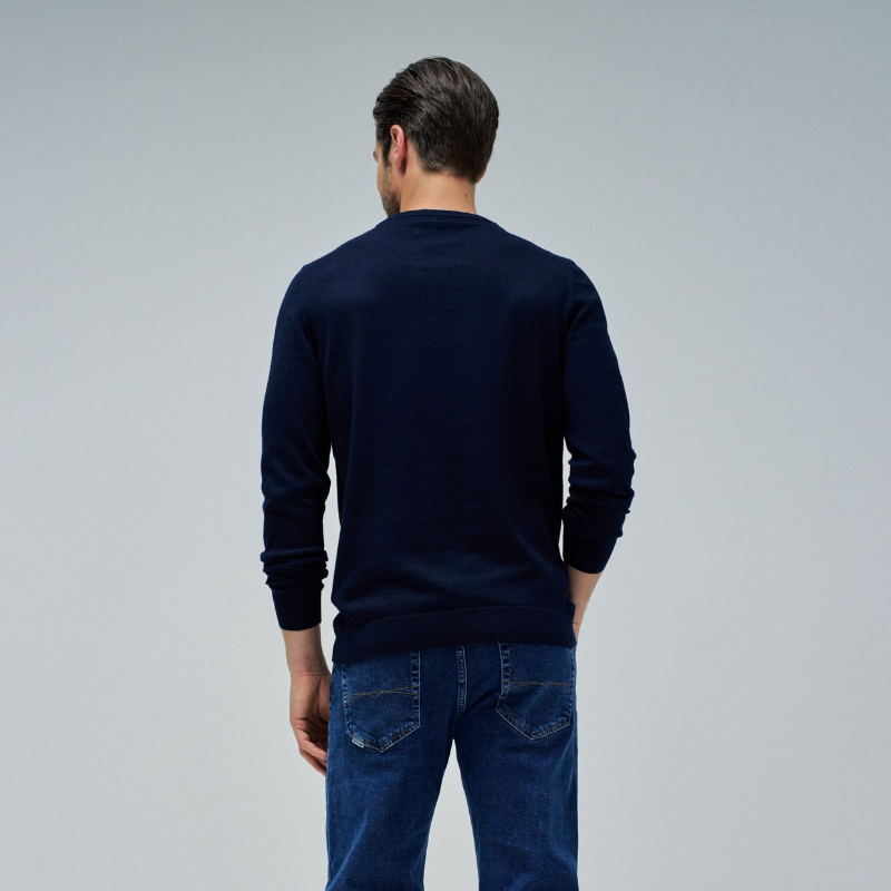 Camisola de malha, de mangas compridas, em azul marinho e com gola de t-Shirt branca. Detalhe do branding da marca bordado no peito.
Fit: Regular fit
Composição: 100%Algodão