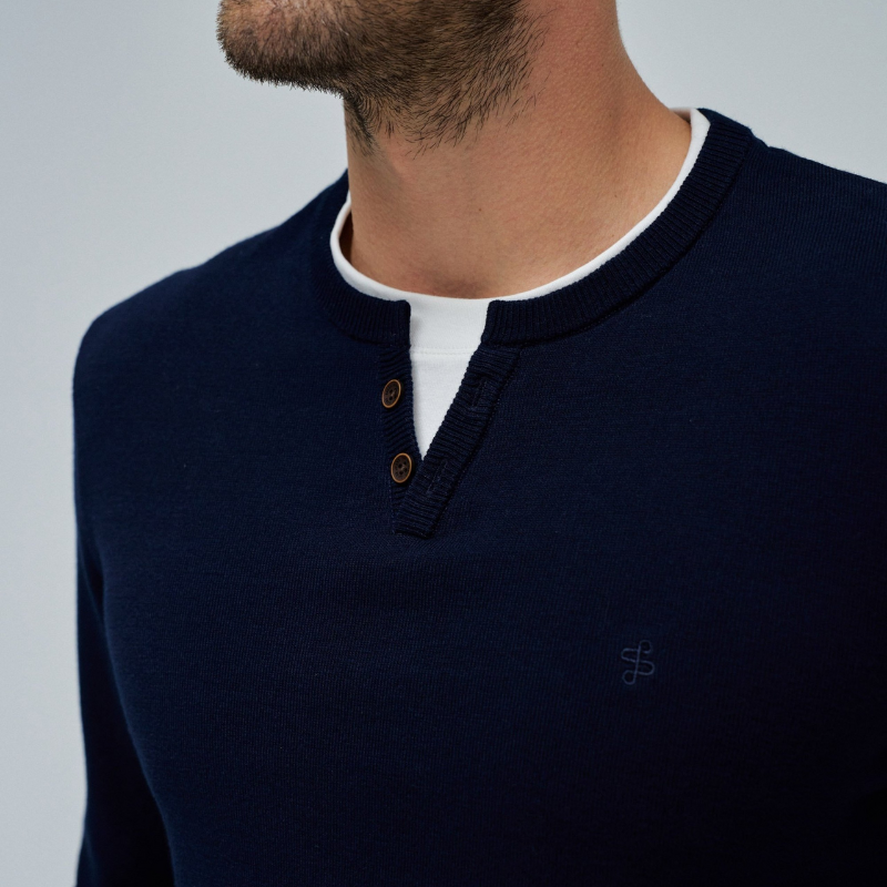 Camisola de malha, de mangas compridas, em azul marinho e com gola de t-Shirt branca. Detalhe do branding da marca bordado no peito.
Fit: Regular fit
Composição: 100%Algodão