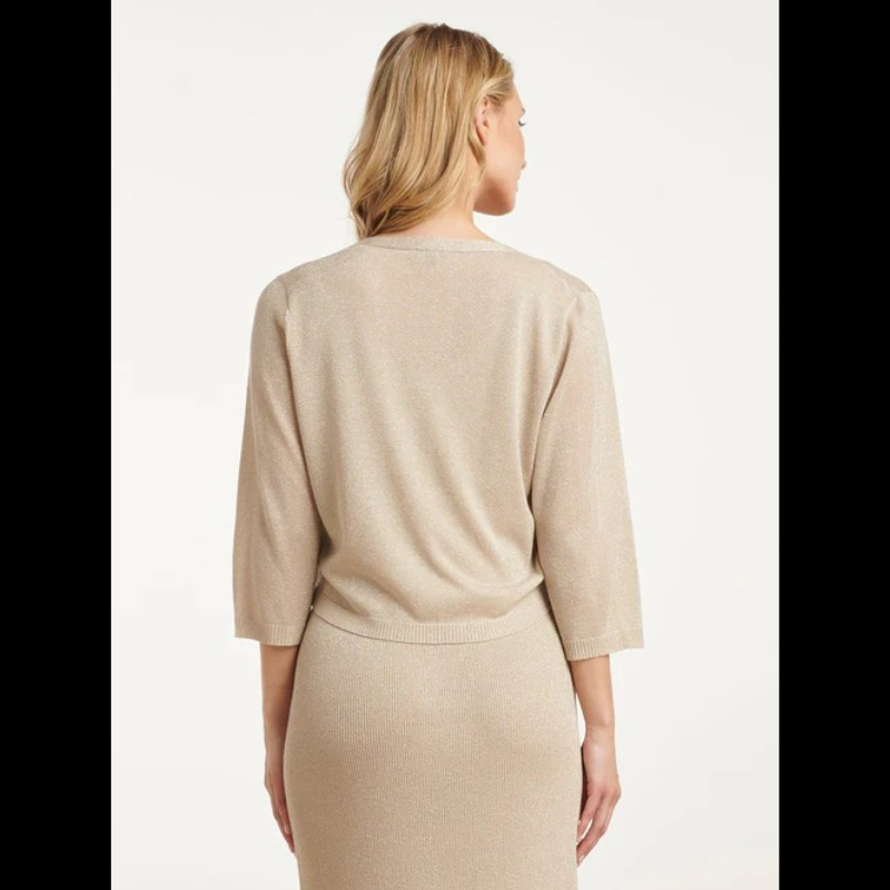 Bolero de malha de mangas 3/4. Bolero em tons areia com brilho Lurex que lhe confere um toque de glamour e elegância.
Composição: 85%Viscose + 15%Lurex