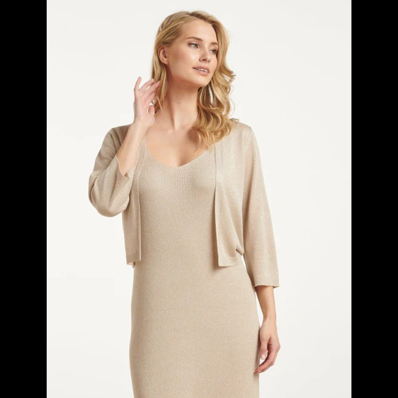 Bolero de malha de mangas 3/4. Bolero em tons areia com brilho Lurex que lhe confere um toque de glamour e elegância.
Composição: 85%Viscose + 15%Lurex