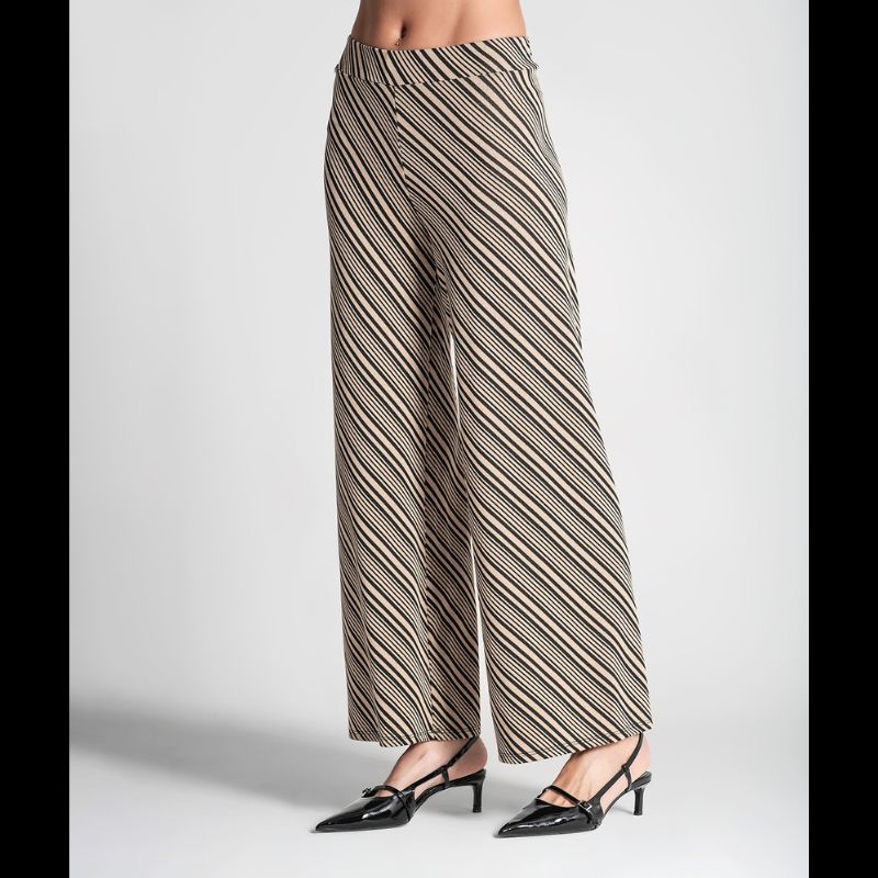 Calças pantalonas com riscas em bege e preto e elástico na cintura.
Composição: 55% Viscose + 41% Poliéster + 4% Elastano