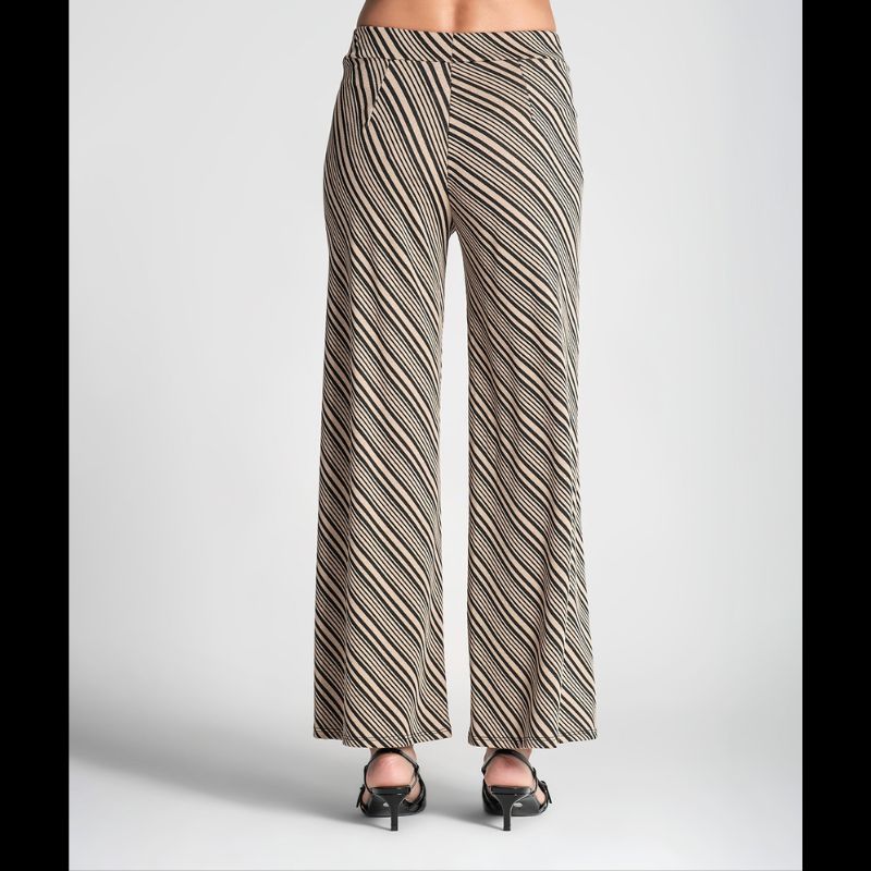 Calças pantalonas com riscas em bege e preto e elástico na cintura.
Composição: 55% Viscose + 41% Poliéster + 4% Elastano