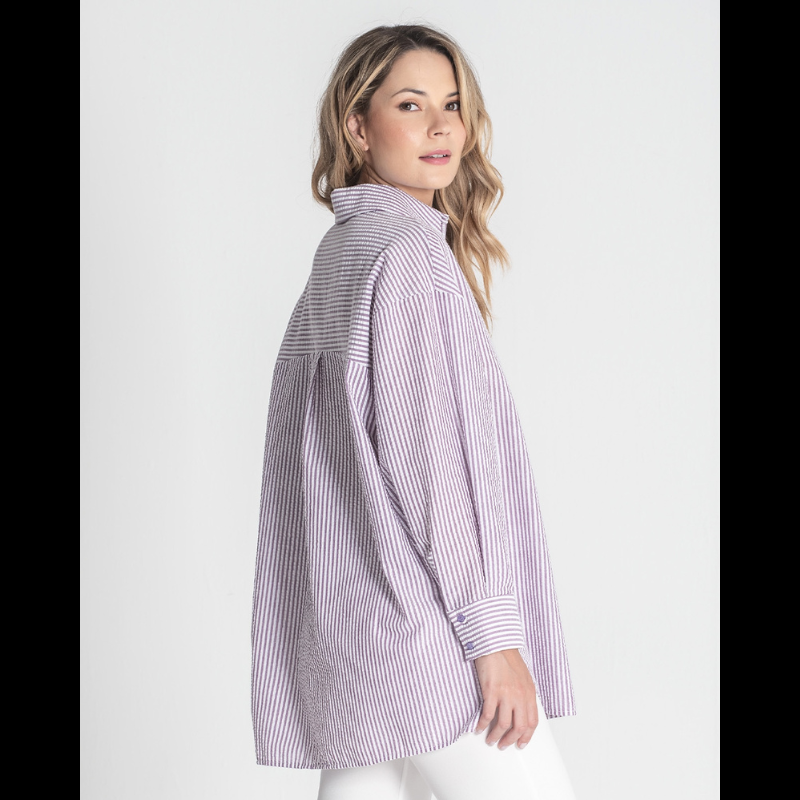 Camisa "oversize" de manga comprida às riscas branca e lavanda. Camisa a fechar na frente e punhos com botões em lavanda. Abertura nas laterias
Composição: 65%Poliéster + 35%Algodão
