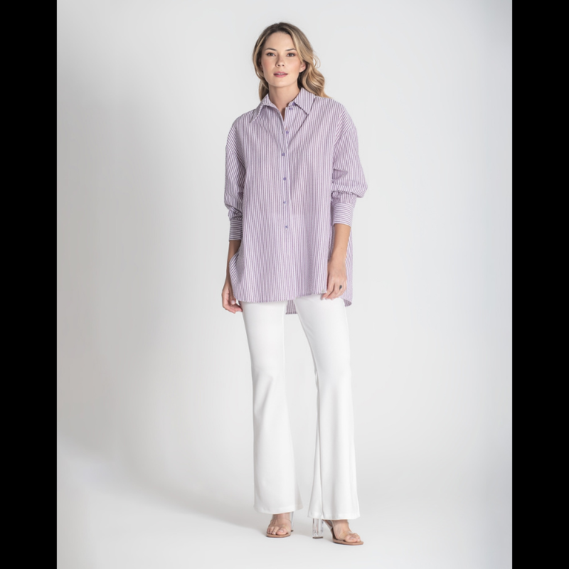 Camisa "oversize" de manga comprida às riscas branca e lavanda. Camisa a fechar na frente e punhos com botões em lavanda. Abertura nas laterias
Composição: 65%Poliéster + 35%Algodão