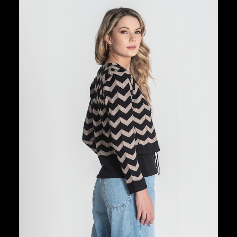Casaco curto zig-zag com brilho e atar na frente com atilho.
Composição: 60%Liocel + 30%Algodão + 10%Lurex