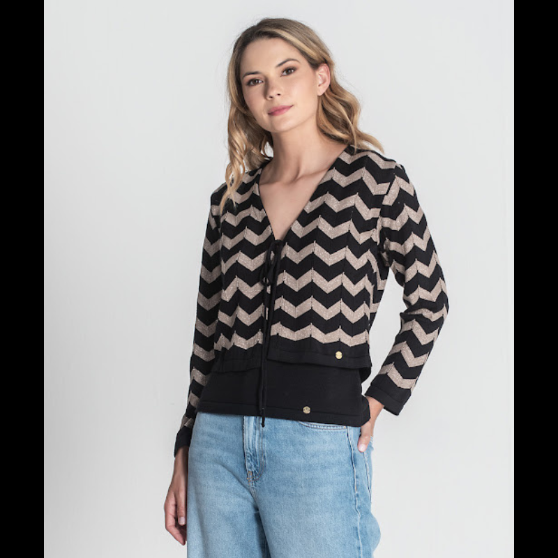 Casaco curto zig-zag com brilho e atar na frente com atilho.
Composição: 60%Liocel + 30%Algodão + 10%Lurex