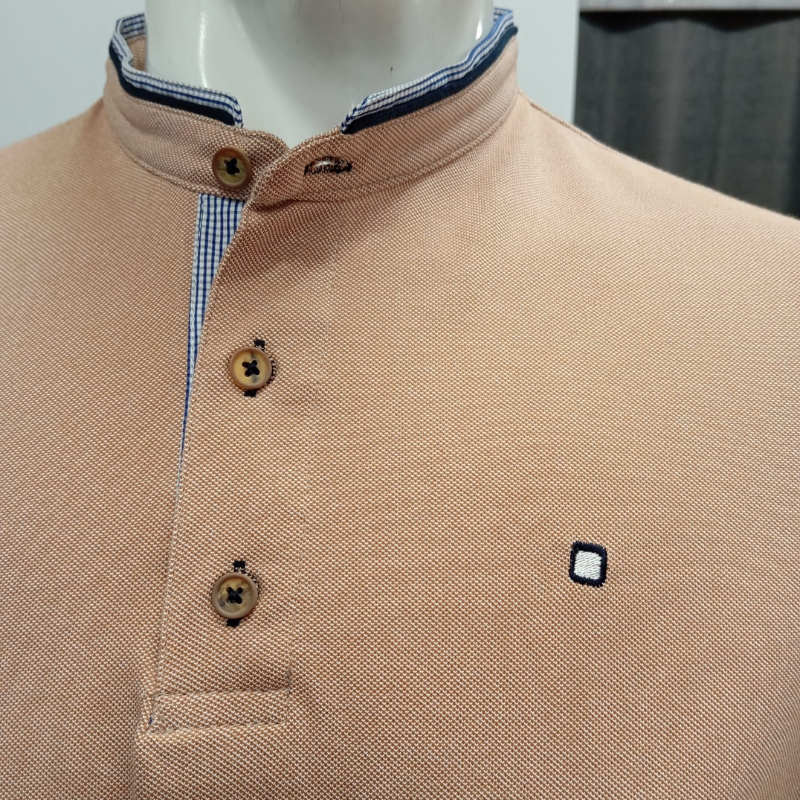 Polo camel de manga curta com gola à padre e corte slim fit que realça a silhueta. Logotipo da marca bordado no peito para um toque de elegância. Detalhes em azul e branco na gola adicionam personalidade e estilo. Tecido de qualidade, confortável e durável para uso diário.