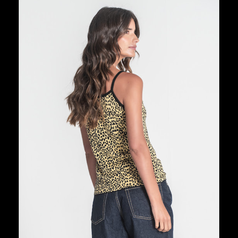 Top de malha, de alças, amarelo com padrão animal print.
Composição: 67%Liocel + 33%Algodão
