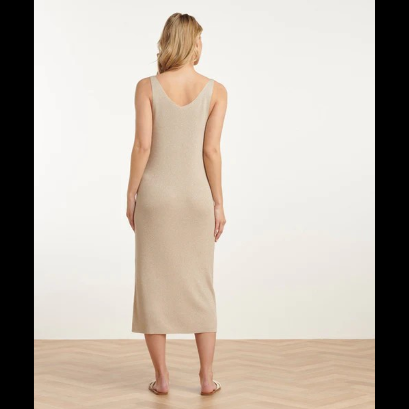 Vestido de malha midi com decote em V e de alças. Vestido em tons areia com brilho Lurex que lhe confere um toque de glamour e elegância.
Composição: 85%Viscose + 15%Lurex