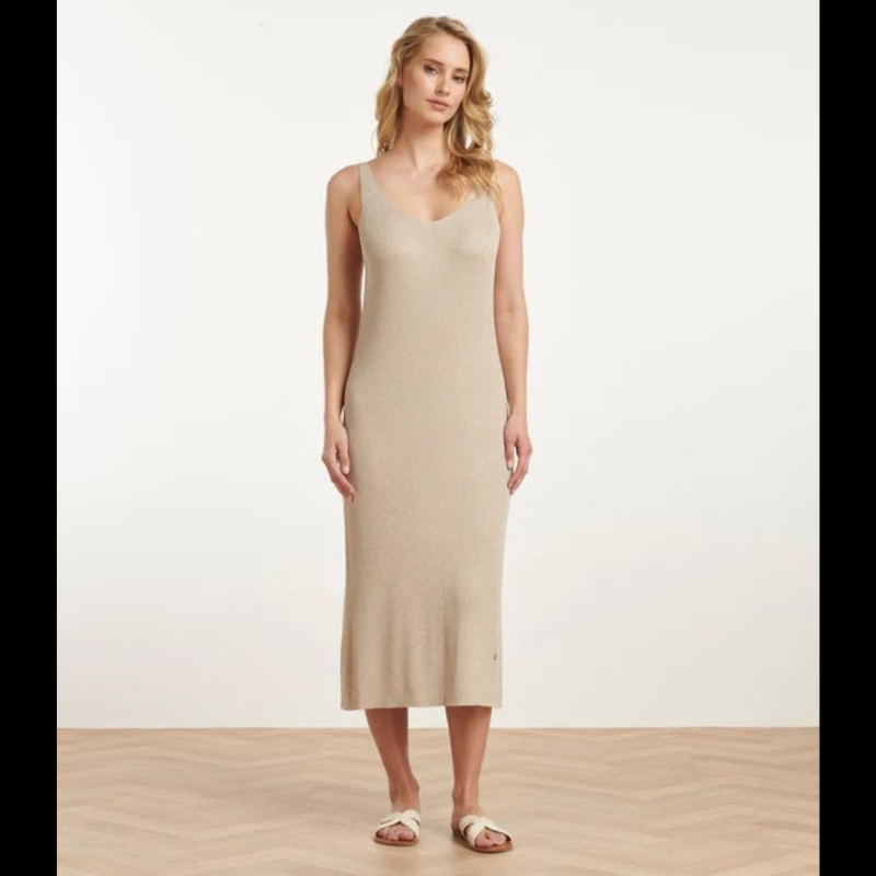 Vestido de malha midi com decote em V e de alças. Vestido em tons areia com brilho Lurex que lhe confere um toque de glamour e elegância.
Composição: 85%Viscose + 15%Lurex