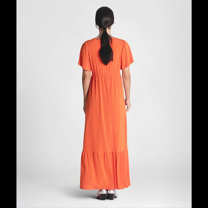 Vestido laranja, comprido com decote V e de manga curta.
Composição: 100%Poliéster
