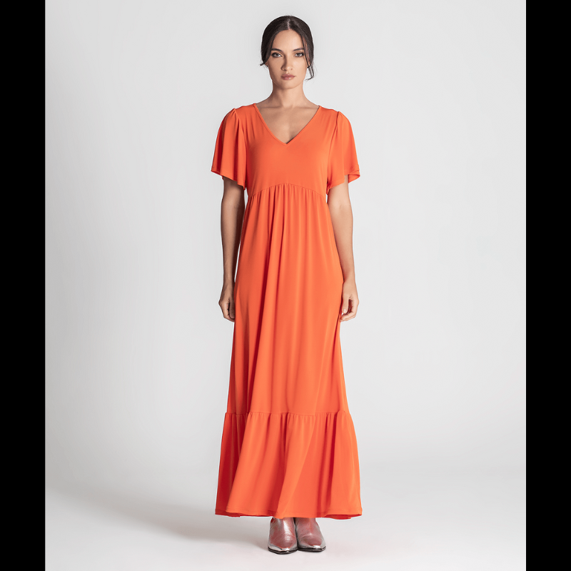 Vestido laranja, comprido com decote V e de manga curta.
Composição: 100%Poliéster
