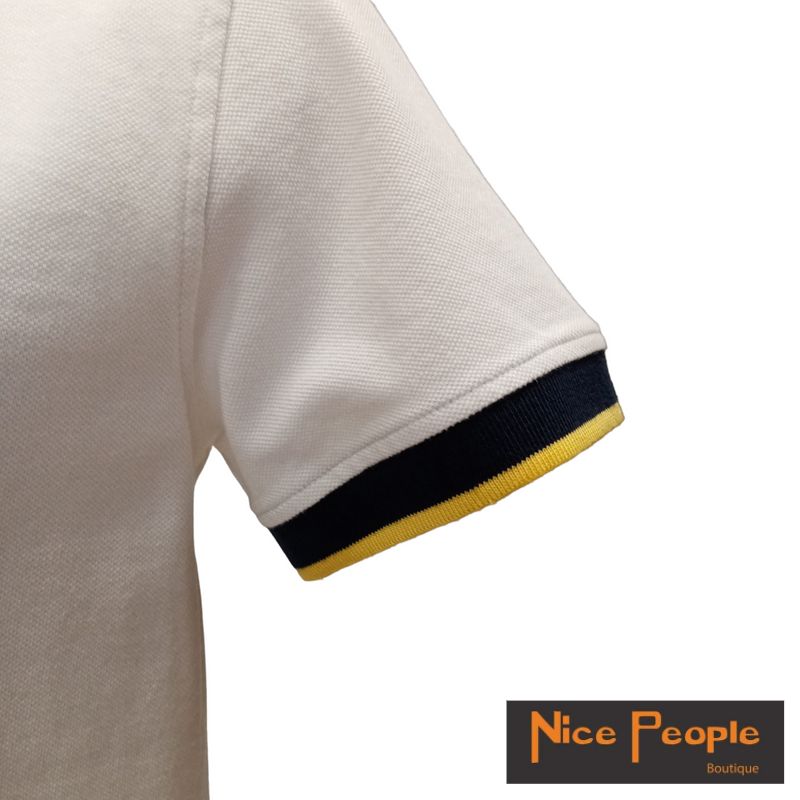 Polo Piquet manga curta branco C117 - Pormenor na manga com marinho e amarelo