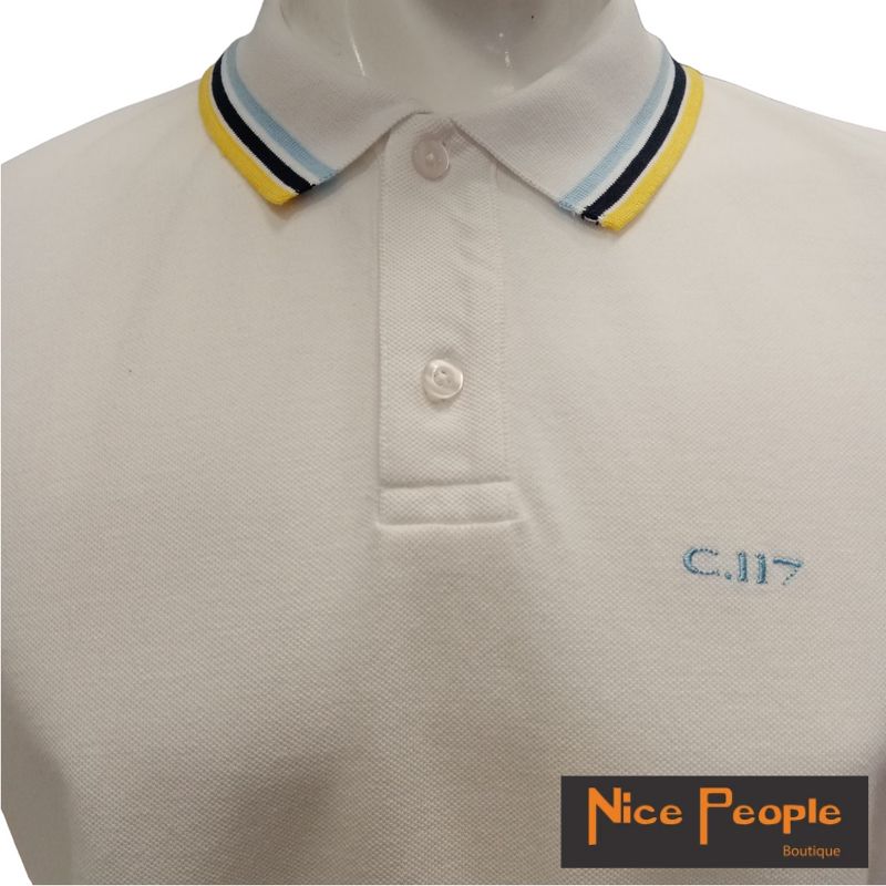 Polo Piquet manga curta branco C117 - pormenor gola com riscas e logo azul claro