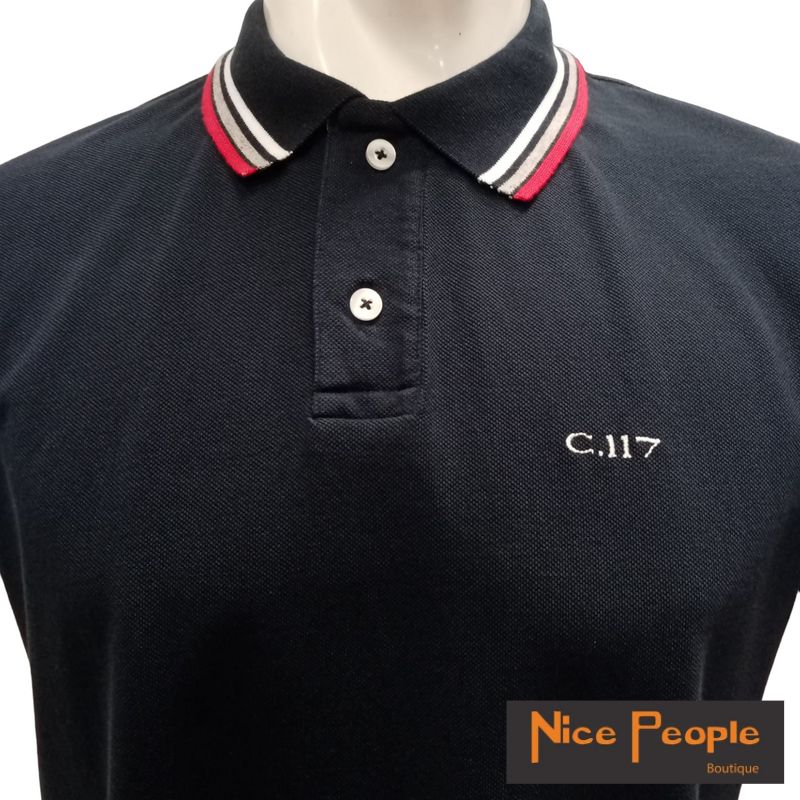Polo Piquet manga curta marinho C117 - pormenor gola com riscas e logo bordado em branco