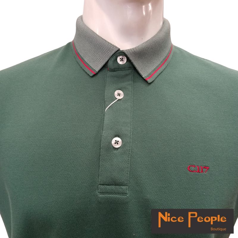 Polo Piquet manga curta verde C117 - pormenor gola e logo bordado a vermelho