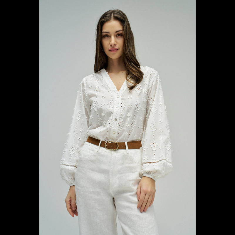 Blusa em branco com bordado em relevo e apliques florais tridimensionais que conferem textura e movimento à peça. Decote em V elegante e abertura frontal com botões para fácil ajuste. Mangas abalonadas que criam um efeito volumoso e feminino, complementadas por punhos com elástico para um acabamento confortável. Fit regular que se adapta perfeitamente ao corpo. Uma peça versátil ideal para criar looks sofisticados do dia a dia ou ocasiões especiais.