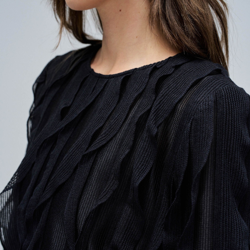 Blusa elegante com folhos em preto, perfeita para um look sofisticado e versátil. Design de manga comprida com decote redondo que oferece conforto e estilo. Elástico na cintura proporciona uma silhueta bem definida, enquanto os punhos elásticos garantem um ajuste seguro. Fit regular adequa-se a diferentes tipos de corpo.