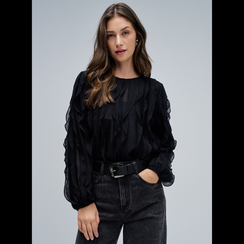 Blusa elegante com folhos em preto, perfeita para um look sofisticado e versátil. Design de manga comprida com decote redondo que oferece conforto e estilo. Elástico na cintura proporciona uma silhueta bem definida, enquanto os punhos elásticos garantem um ajuste seguro. Fit regular adequa-se a diferentes tipos de corpo.