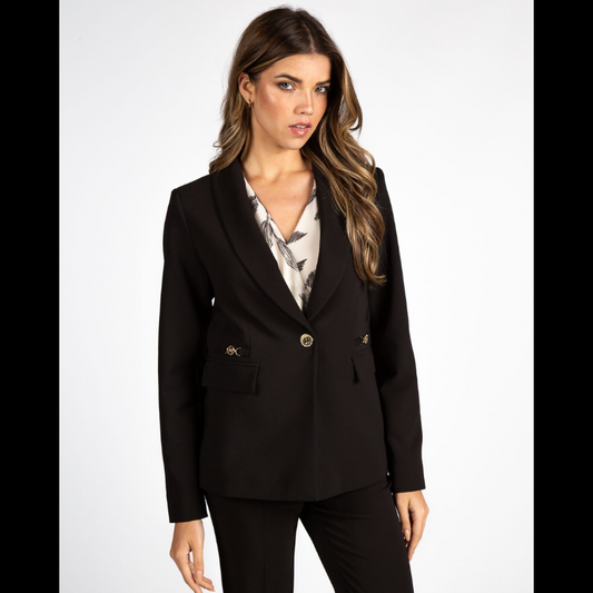 Blazer clássico preto com corte estruturado. Fecha na frente com botão metálico e termina os punhos com abertura e botão. Os detalhes com aplicações em dourado na lapela confere-lhe um toque distinto.
Composição: 87%Poliéster Reciclado + 13%Spandex
Forro corpo: 100%Poliéster
Forro mangas: 93%Poliéster + 7%Elastano