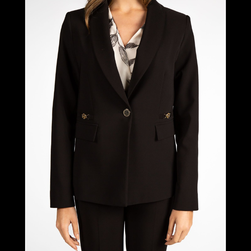 Blazer clássico preto com corte estruturado. Fecha na frente com botão metálico e termina os punhos com abertura e botão. Os detalhes com aplicações em dourado na lapela confere-lhe um toque distinto.
Composição: 87%Poliéster Reciclado + 13%Spandex
Forro corpo: 100%Poliéster
Forro mangas: 93%Poliéster + 7%Elastano
